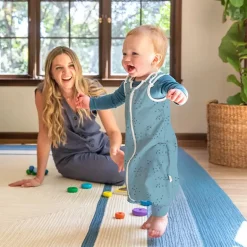 Ergobaby Saco de dormir On the Move 18-36m Tog 1,0 - Hugs and Kisses